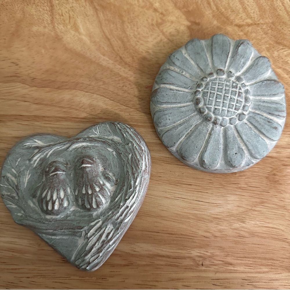 Isabel Bloom lot of 2 flat accent pieces